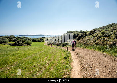 Wanderer auf dem Cami de Cavalls Küstenpfad in Menorca Stockfoto