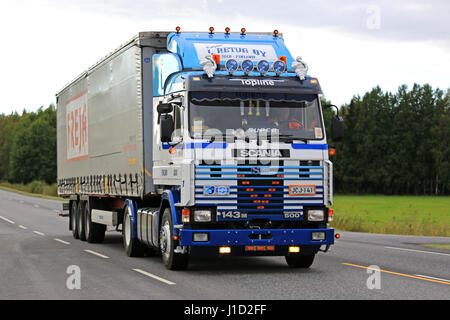 KAARINA, Finnland - 9. September 2016: Maßgeschneiderte Scania 143 M 500 Sattelschlepper von L. Retva Oy und Curtainsider Anhänger auf der Straße im Süden von Finnland. Stockfoto