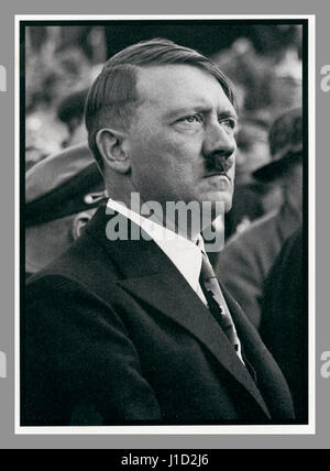 ADOLF HITLER in Zivilkleidung aus den 1930er Jahren, Reportage-Propaganda-Bild von Adolf Hitler bei einer Nazi-Party-Rallye in Zivilkleidung Stockfoto