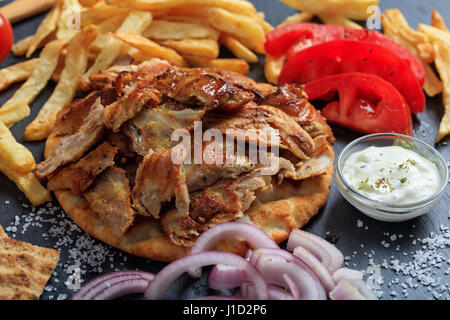 Griechische Gyros Teller auf einer schwarzen Platte Stockfoto