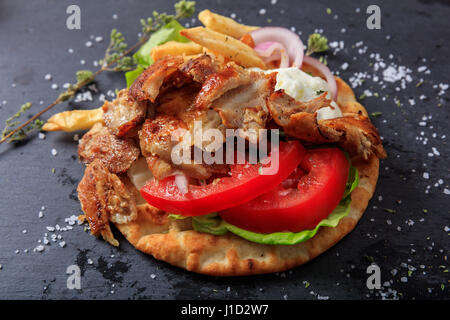 Griechische Gyros Teller auf einer schwarzen Platte Stockfoto