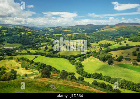 Blick nach Westen von Castell Dinas Bran in der Nähe von Llangollen entlang des Flusses Dee Tal mit Maesyrychen Berg und Llantysilio Berg auf der rechten Seite Stockfoto