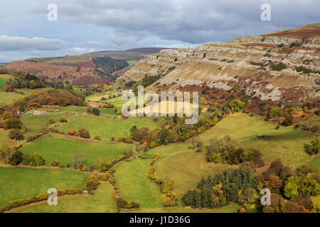 Kalkstein-Klippen des Eglwyseg Escarpment auf der Westseite des Berges Ruabon gesehen von Castell Dinas Bran in der Nähe von Llangollen North Wales UK November Stockfoto