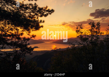 Sonnenuntergang in Montenegro über die Berge und das Meer Stockfoto