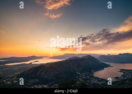 Sonnenuntergang in Montenegro über die Berge und das Meer Stockfoto