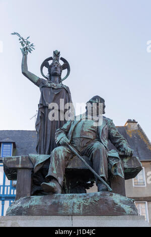 Statue von Ernest Renan und griechische Göttin Athene in Tréguier Altstädter Ring, Frankreich - 1903 eine große Kontroverse begleitet die Installation von einem Monume Stockfoto