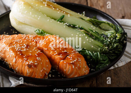 Köstliche verglaste Lachsfilet mit Sesam und Bok Choy Nahaufnahme auf einer Platte. horizontale Stockfoto