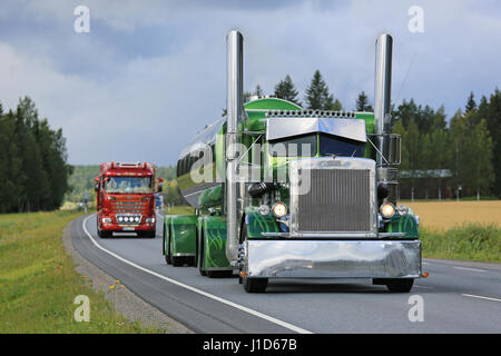 URJALA, Finnland - 11. August 2016: Peterbilt 359 Jahr 1971 von Fredrik Biehl bewegt sich entlang der Autobahn im Konvoi auf dem Weg zum LKW-Jahresveranstaltung Powe Stockfoto