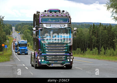 IKAALINEN, Finnland - 11. August 2016: Bunte Scania R520 von Martin Pakos nimmt Teil in ca. 420 km lang-LKW Konvoi von den Häfen von Helsinki ein Stockfoto