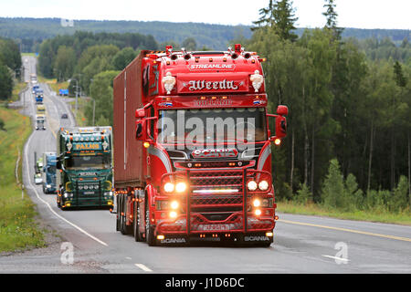 IKAALINEN, Finnland - 11. August 2016: Rot Scania R450 Jahr 2016 Omerta Weeda Transport von Holland nimmt Teil in LKW-Konvoi nach der jährlichen trucki Stockfoto