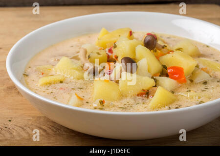 Pilze-Suppe mit saurer Sahne und Kartoffeln auf Teller Stockfoto