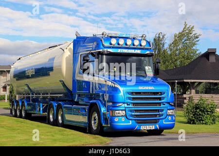 ALAHARMA, Finnland - 12. August 2016: Blaue Scania T580 halb Tank LKW Jahr 2015 Ab Bengt Forsgards Akeri auf dem Display auf die LKW-Jahresveranstaltung Po Stockfoto