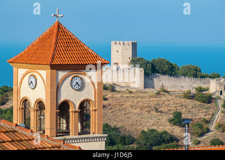 Glockenturm der Kirche von Agios Eleftherios in Neos Panteleimonas Dorf und mittelalterliche Festung Platamonas in der Entfernung. Pieria, Mazedonien, Gr Stockfoto