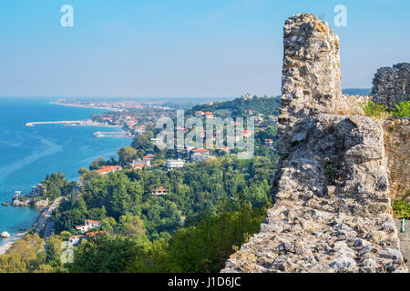 Blick von Platamonas Burg zur Küste des Ägäischen Meeres. Pieria, Mazedonien, Griechenland Stockfoto