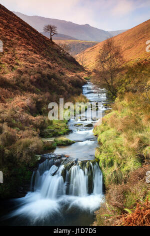 Fairbrook im District National Park mit Kinder Scout in der Ferne. Stockfoto