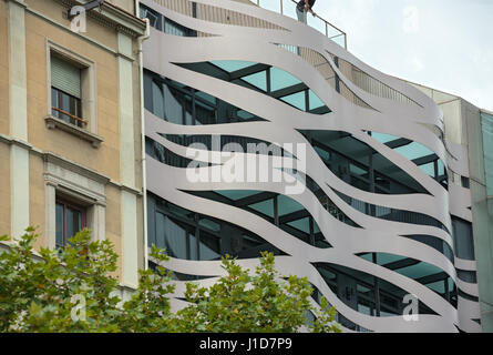 Fassade des Suites Avenue Apartments am Passeig de Gracia, 83 in Barcelona, Spanien. Gebäude wurde vom berühmten japanischen Architekten Toyo Ito entworfen. Stockfoto