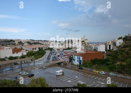 Hohen Winkel malerischen Blick auf Cadaques Stadt nach Sommer Regenguss von GI-614-Straße am Nord-westlichen Seite entlang der Riera de Sant Vicenc und Carrer Trilla Stre Stockfoto