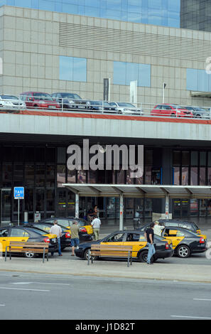 Viele Taxi-Autos sind wartenden Fahrer in der Nähe von Eingang des Bahnhofs Sants in Barcelona, Katalonien, Spanien. Stockfoto