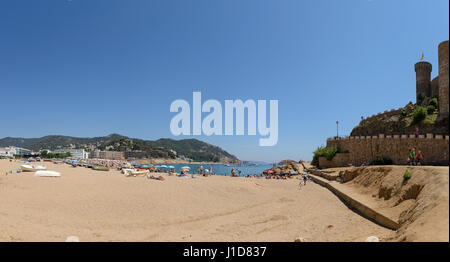 Blick in Richtung Mar Menuda Strand mit Holidayer, die auf Platja Gran Strand in der Nähe der Festung "Vila Vella Umwehrung '' in Tossa de Mar, Costa Brava, Catalon Stockfoto