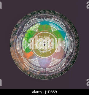 Abstrakte Mandala Gemälde auf lila Hintergrund isoliert Stockfoto