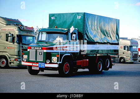 NAANTALI, FINNLAND - 16. SEPTEMBER; 2016: Ahola Transport stellt die erste LKW-Ladung von der Firma Scania LS 140, auf der Open Door Event in Naanta Stockfoto