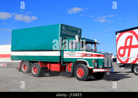 NAANTALI, FINNLAND - 16. SEPTEMBER; 2016: Ahola Transport stellt die erste LKW-Ladung von der Firma Scania LS 140, auf der Open Door Event in Naanta Stockfoto