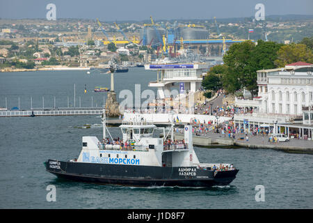 Erhöhte Ansicht vom Kristall Kap in Richtung Bahndamm der Artillerie Bay, versenkte Schiffe, Fähre, Kriegsschiffe in einem Abstand in den wichtigsten S-Denkmal Stockfoto