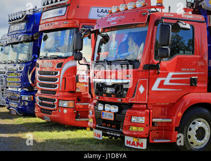 ALAHARMA, Finnland - 12. August 2016: Gruppe von MAN und Scania show-Trucks auf der jährlichen Power Truck Show 2016, Detail angezeigt. Stockfoto