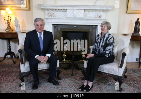 Präsident des Europäischen Parlaments Antonio Tajani im Gespräch mit Ministerpräsident Theresa Mai bei einem Treffen in 10 Downing Street, London. Stockfoto