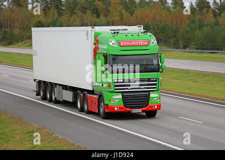 PAIMIO, Finnland - 23. September 2016: Lindgrün DAF XF Kühlcontainer LKW von Braunstein Umzug entlang der Autobahn im Süden von Finnland. Stockfoto
