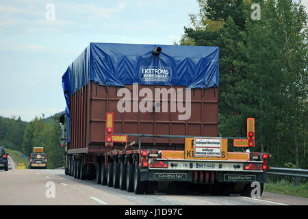 ORIVESI, Finnland - 1. September 2016: Oversize Last Transport-LKW mit zwei Begleitwagen wegweisend, Rückansicht, gesehen aus dem Auto vorbei an dem Fahrzeug Stockfoto