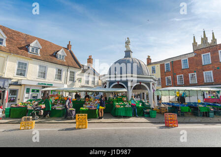 Bungay Suffolk UK, der Wochenmarkt statt in Suffolk Stadt von Bungay, mit der gewölbten Georgisch Buttercross Gebäude in der Mitte des Platzes. Stockfoto