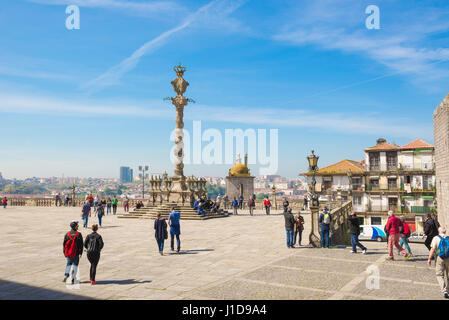 Kathedrale von Porto Portugal, Blick auf die große Terrasse am südlichen Ende der Kathedrale von Porto, bekannt als die SE, Porto, Portugal, Europa. Stockfoto