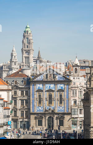 Porto Portugal, Skyline Blick auf das Zentrum von Porto mit dem blauen Azulejo bekleideten äußere der Kirche Igreja de Sao Ildefonso im Vordergrund. Stockfoto