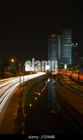 Israel, Tel Aviv, Langzeitbelichtung Nachtaufnahme der Ayalon Highway Azrieli hoch erhebt sich auf der rechten Seite Stockfoto