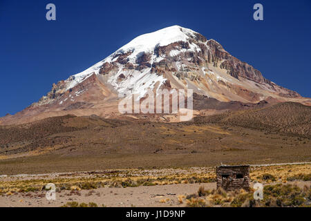 Primitive Hütte am Fuße des Vulkans Nevado Sajama schön im Nationalpark, Bolivien Stockfoto