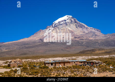 Primitive Hütten am Fuße des Vulkans Nevado Sajama schön im Nationalpark, Bolivien Stockfoto