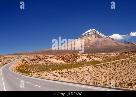 Schöne Straße am Fuße des Vulkans Nevado Sajama im Nationalpark in Bolivien Stockfoto