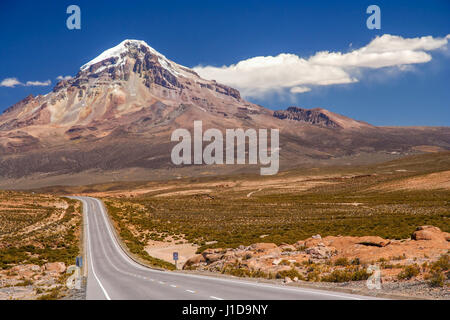 Schöne Straße am Fuße des Vulkans Nevado Sajama im Nationalpark in Bolivien Stockfoto