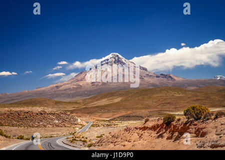 Schöne Straße am Fuße des Vulkans Nevado Sajama im Nationalpark in Bolivien Stockfoto