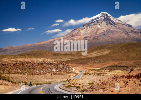 Schöne Straße am Fuße des Vulkans Nevado Sajama im Nationalpark in Bolivien Stockfoto