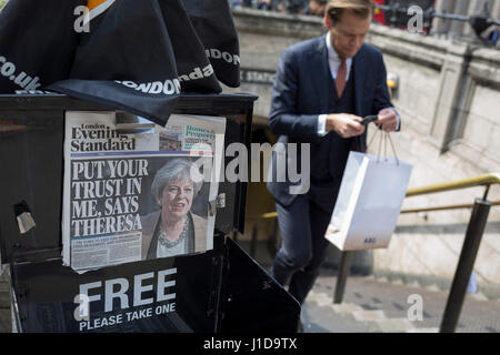 Ein Arbeiter der Stadt steigt Stufen Bank u-Bahnstation, vorbei am Abend Standards mit Premierminister Theresa May auf der Titelseite Stockfoto