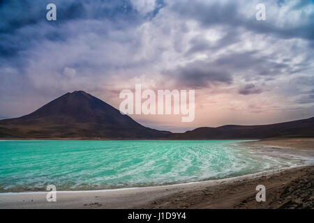 Grüne Lagune namens Laguna Verde in Altiplano Bergen, Südbolivien Stockfoto