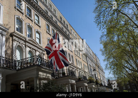 Der Union Jack fliegt von einer Immobilie in Beaufort Gardens, am 9. April 2017 in Knightsbridge, London SW3, England. Stockfoto