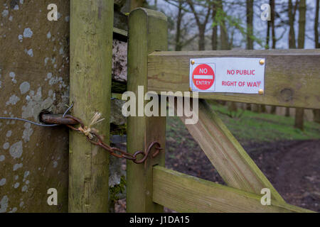 Eine Durchfahrt, keine Vorfahrt Warnschild auf einer gesperrten Landwirt Tor in den Yorkshire Dales National Park, am 13. April 2017, in Horton in Ribblesdale, Stockfoto