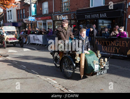 Ein 1903 Humber Forecar angetrieben durch Herrn Martin Tacon, geht durch Crawley High Street, während die 2016 von London nach Brighton Veteran Car Run Stockfoto