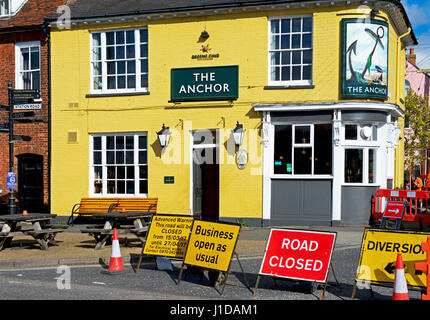 Baustellen außerhalb der Anchor Inn, Woodbridge, Suffolk, England Großbritannien Stockfoto