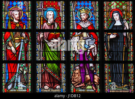 Glasfenster in der Kirche von unserer lieben Frau von der Sablon in Brüssel, Belgien, katholischen Heiligen Darstellung Stockfoto