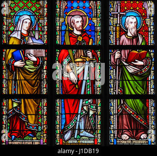 Glasfenster in der Kirche von unserer lieben Frau von der Sablon in Brüssel, Belgien, katholischen Heiligen Darstellung Stockfoto