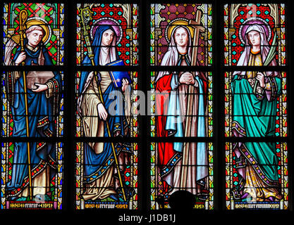 Glasfenster in der Kirche von unserer lieben Frau von der Sablon in Brüssel, Belgien, katholischen Heiligen Darstellung Stockfoto